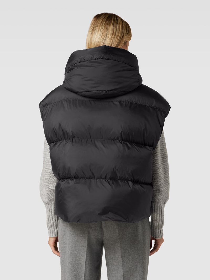 Steppweste mit Stehkragen und Eingrifftaschen in schwarz