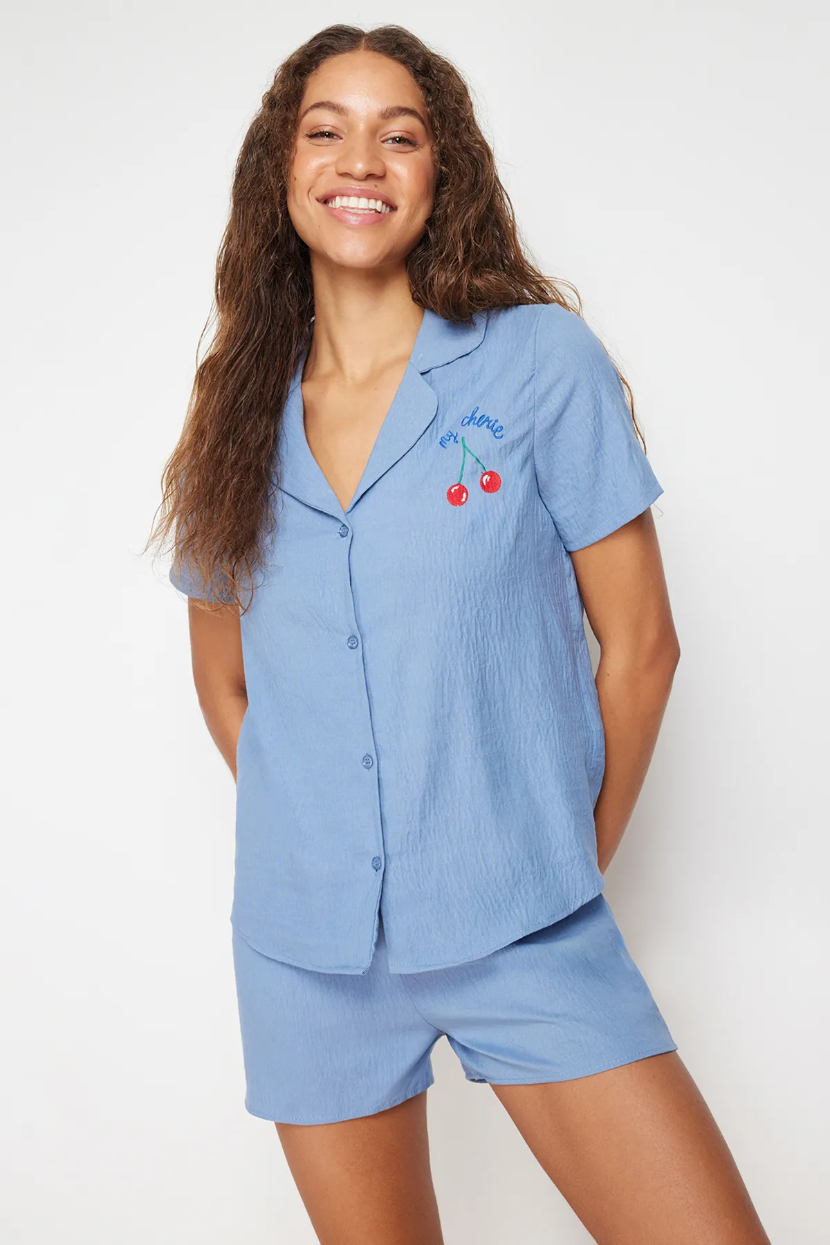 Trendyol Collection  Blue Cherry besticktes Webpyjama-Set THMSS24PT00066