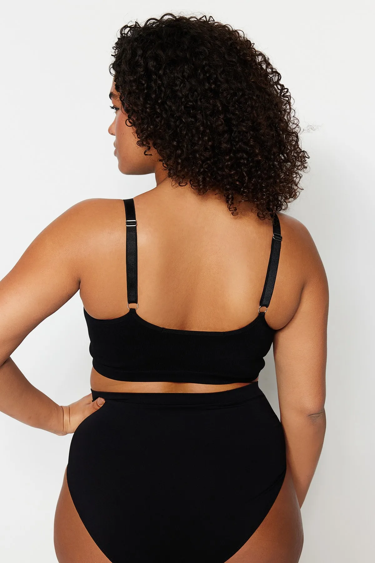 Trendyol Curve  Schwarzer, kappenloser, nahtloser Bralette-BH mit Trägern TBBSS23CW00001