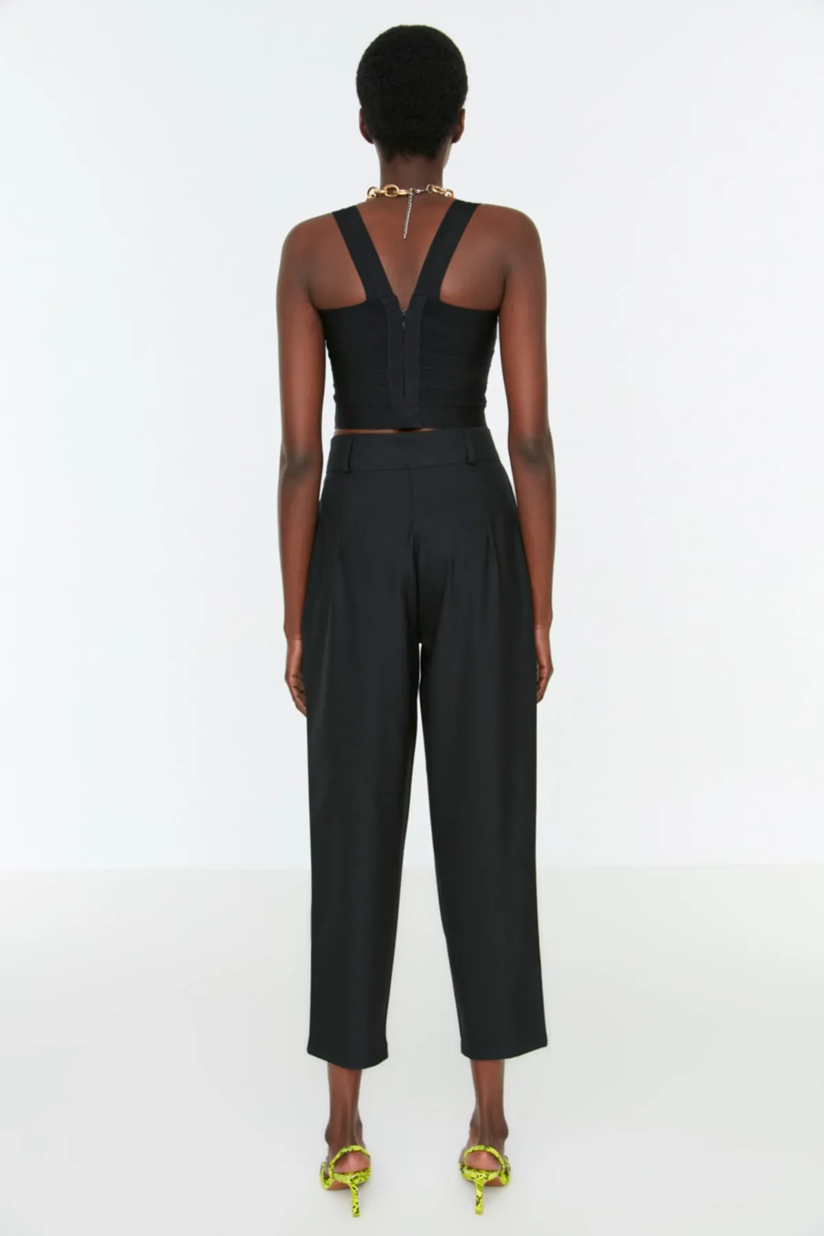 Trendyol Collection  Schwarze Karottenhose aus Polyviscon-Gewebe mit hoher Taille TWOSS22PL0280