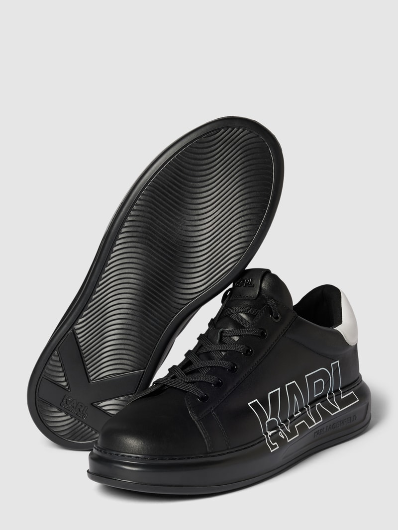 Sneaker aus Leder mit Label-Print in schwarz