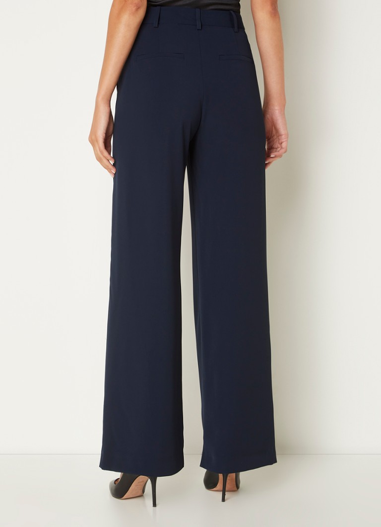 Pantalonii Harry au talie înaltă, talie lată pe picioare și buzunare laterale. Designul lor amintește de French Connection.