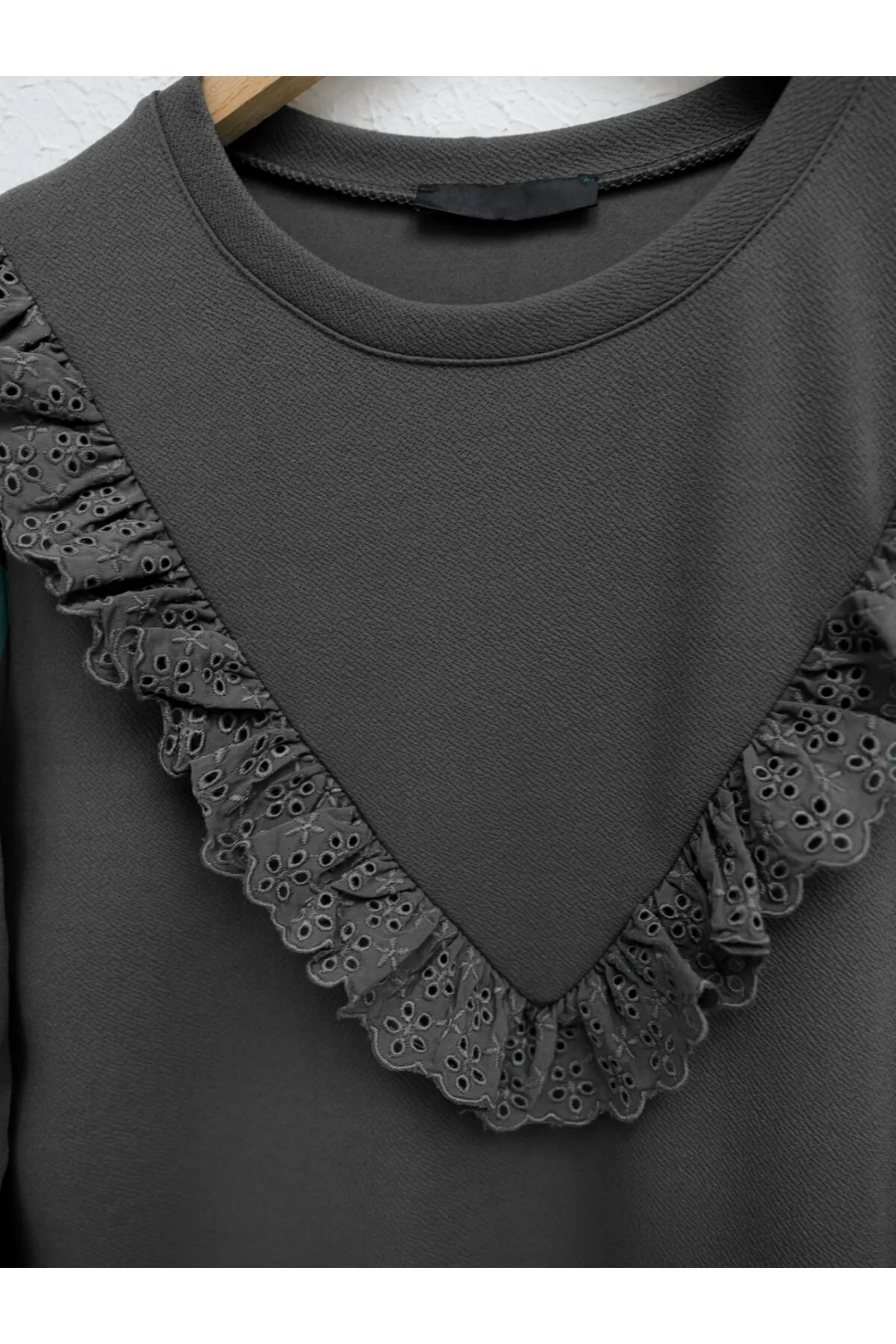 Modamorfo  Robe mit Spitzenbesatz und Rüschen, lange Tunika