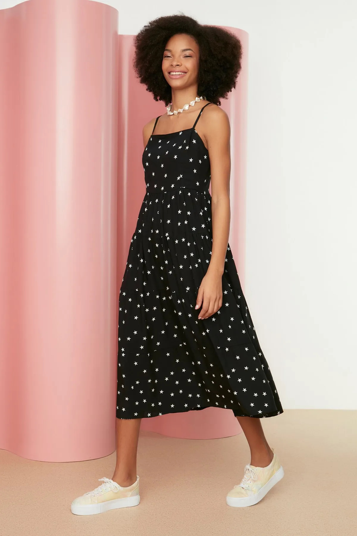 Trendyol Collection  Schwarzes A-Linien-Kleid mit Blumenmuster und Trägern aus Webstoff TWOSS21EL1341