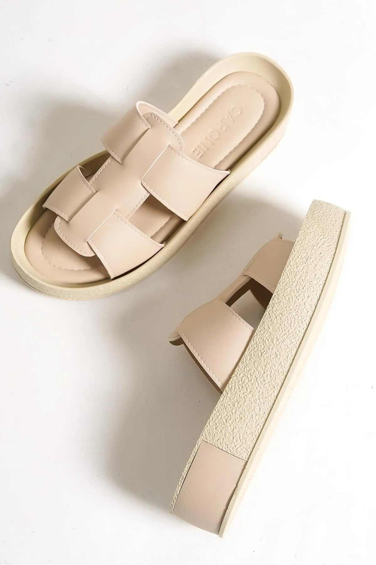 Capone Outfitters  Capone Gladiator Double Tape Bunte, detaillierte Keilabsatz-Beige-Damenhausschuhe