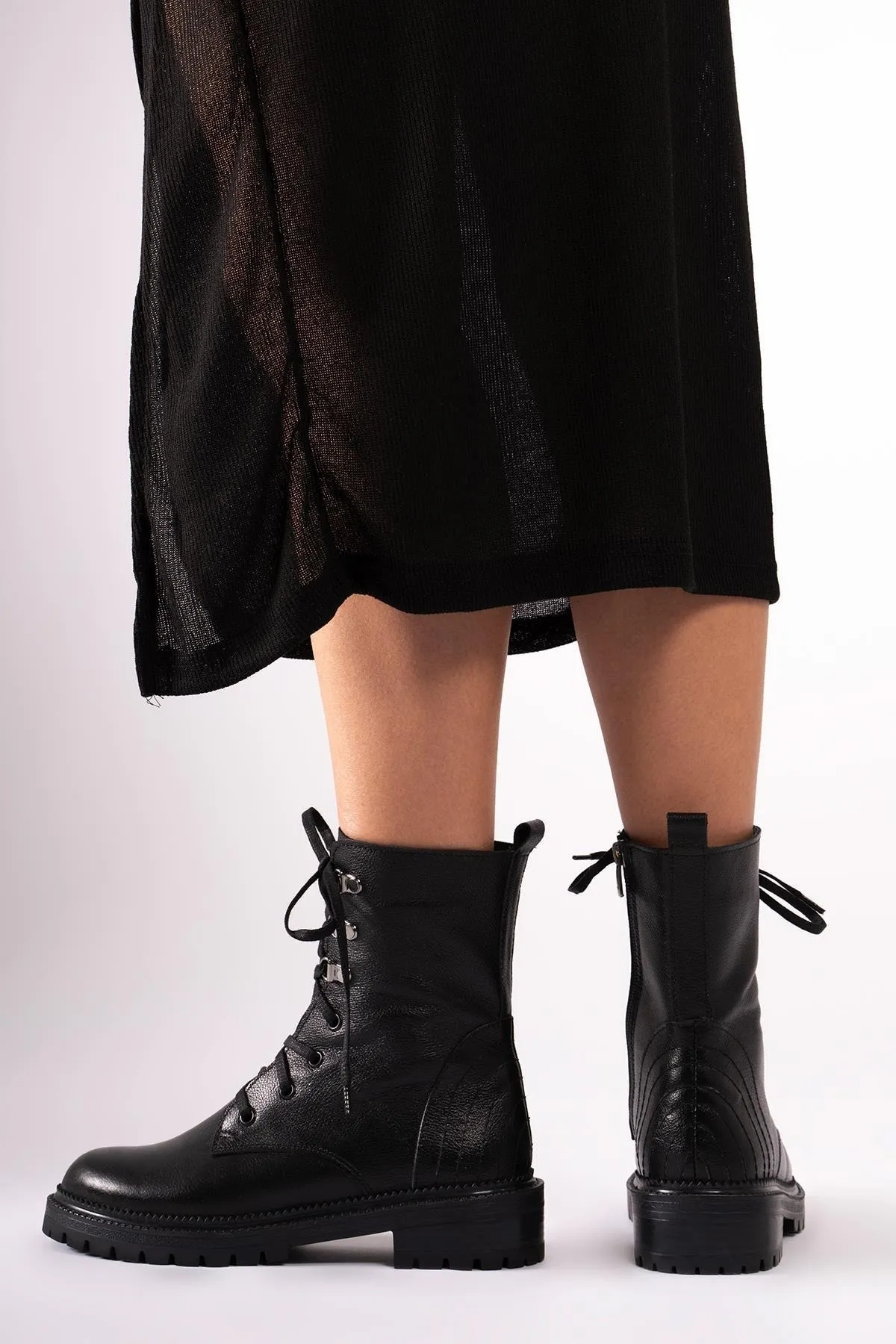 CZ London  Lange Damenstiefel aus echtem Leder mit seitlichem Reißverschluss und genähten Schnürstiefeln