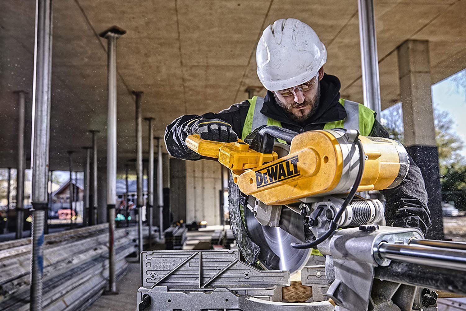 Serra de esquadria deslizante de dupla inclinação DEWALT DWS780 de 12 polegadas (DWS780), preta