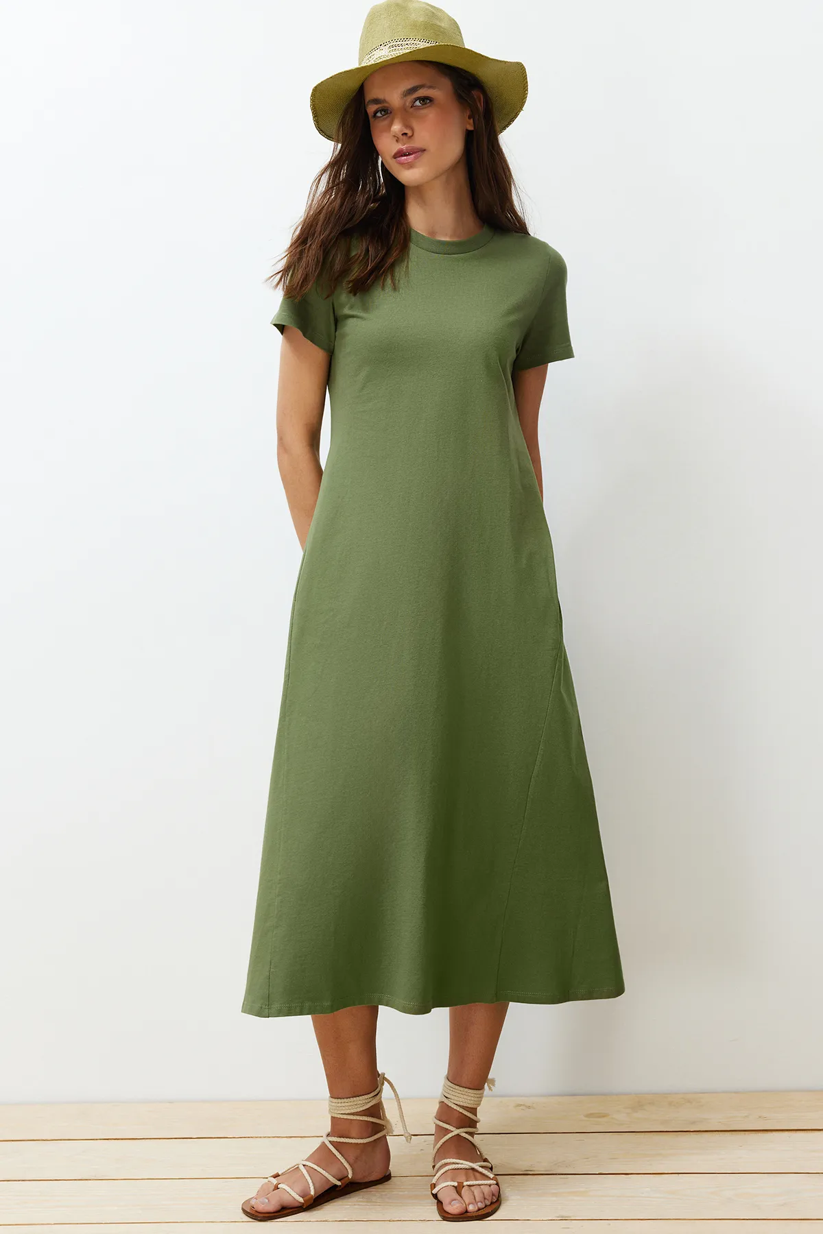 Trendyol Collection  Khakifarbenes Premium-Strick-Midikleid in A-Linie mit Rundhalsausschnitt und Taschen TWOSS24EL00169