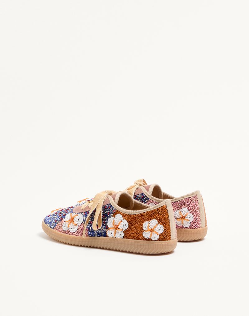 Baskets cosmatesques en cuir, sequins et broderies florales