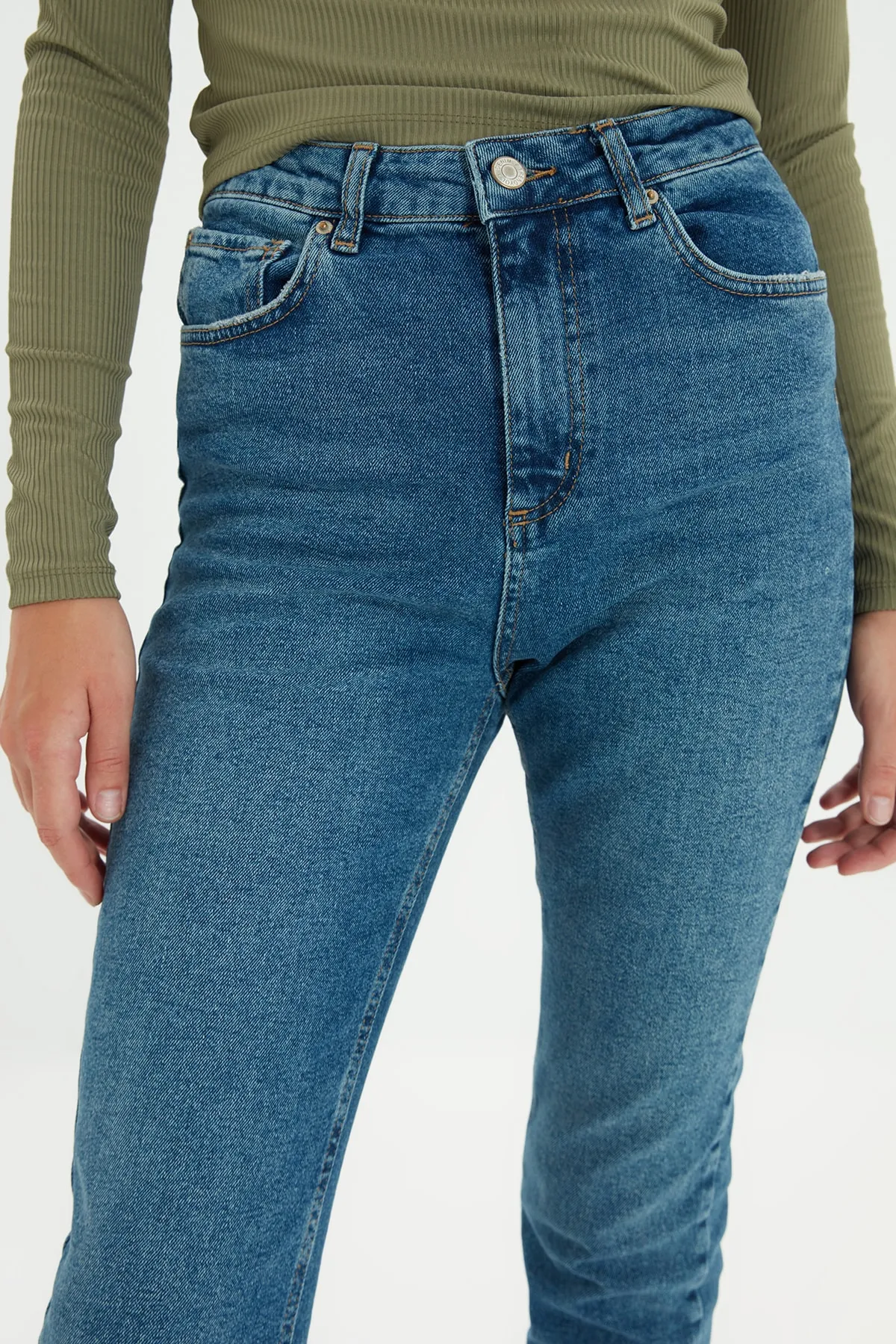 Trendyol Collection  Blaue Slim Fit-Jeans mit Cut-Out und hoher Taille TWOSS21JE0014