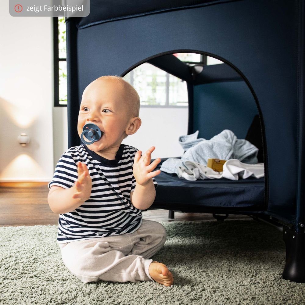 Hauck Baby-Reisebett Dream'n Play Plus - Grey, 3-tlg., Kinderreisebett mit Reisebett Matratze, Moskitonetz Tasche & Einstieg