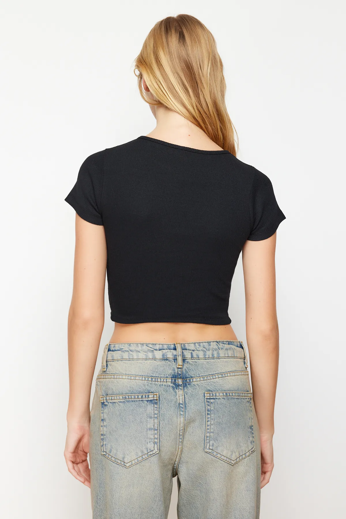 Trendyol Collection  Schwarze, taillierte, kurze, gerippte, dehnbare Strickbluse mit Rundhalsausschnitt TWOSS21BZ0779