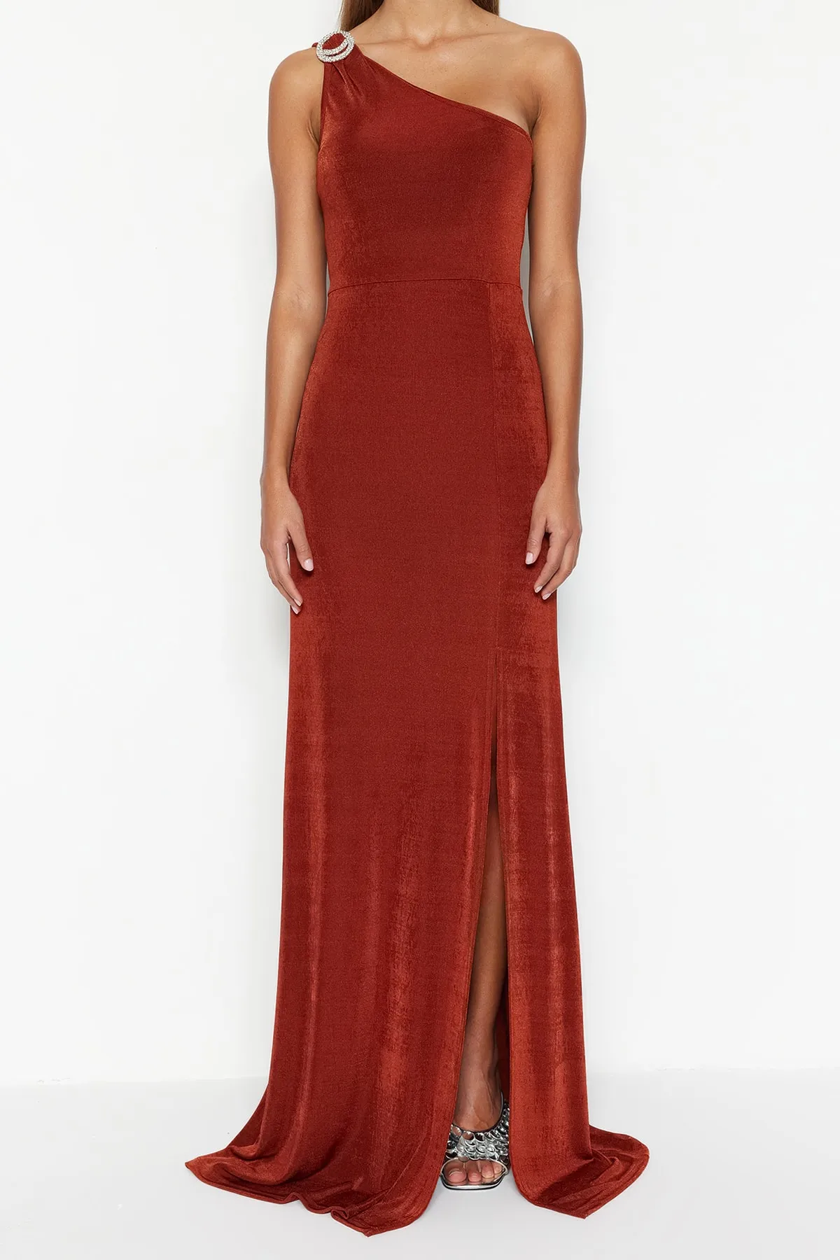 Trendyol Collection  Langes Abendkleid mit Zimt-Strick-Glitzer-Accessoires TPRSS23AE00014