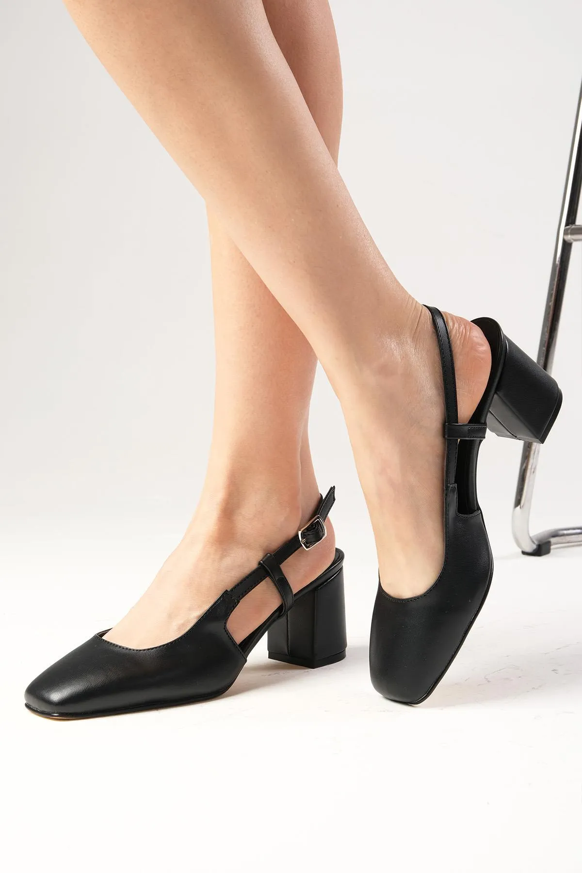 Mio Gusto  Belinda Damen-Schuhe mit Absatz, offener Rücken, stumpfe Zehenpartie, Schwarz