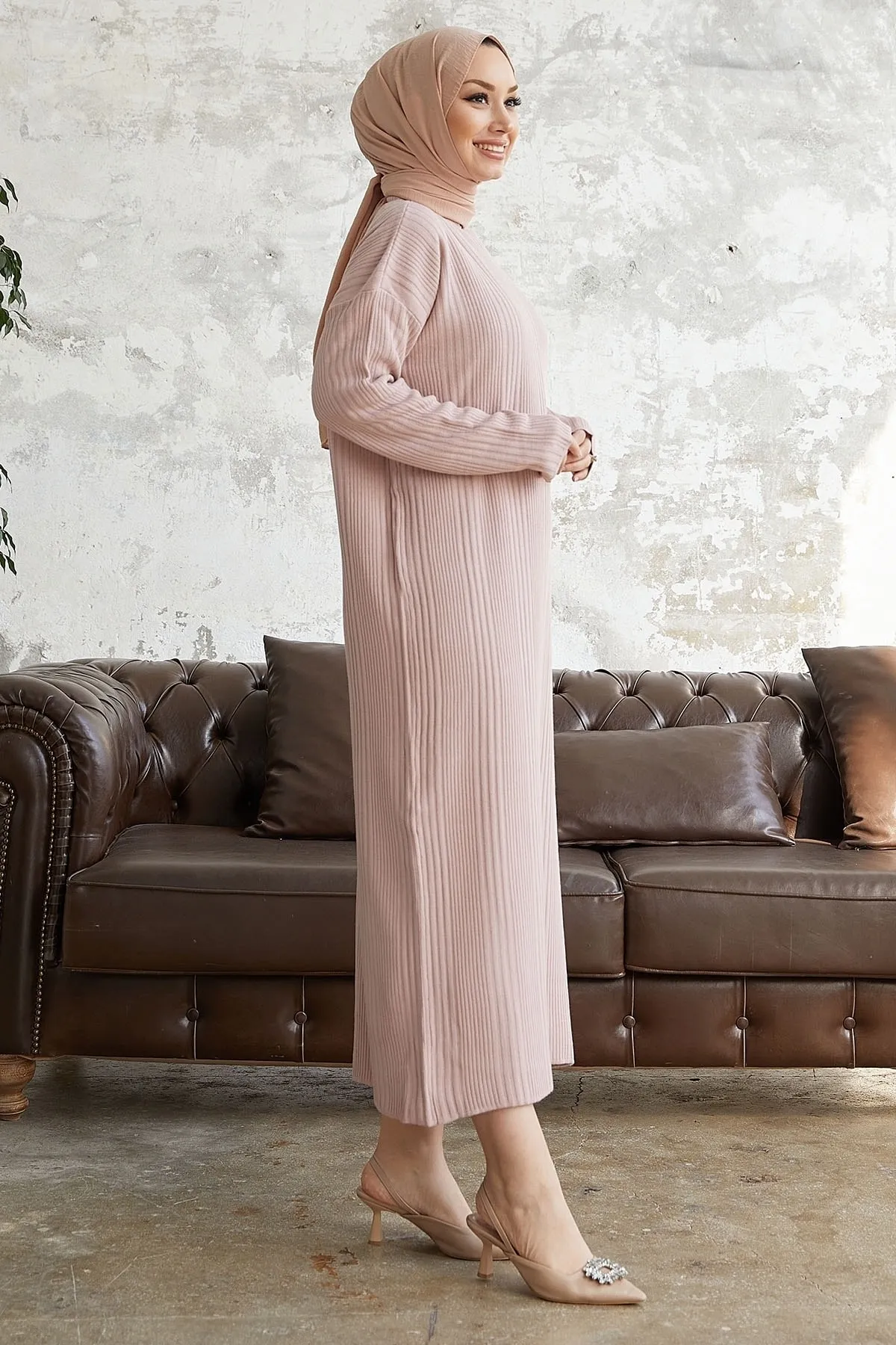 InStyle  Langes Strickkleid mit Rollkragen von Arissa – Puder