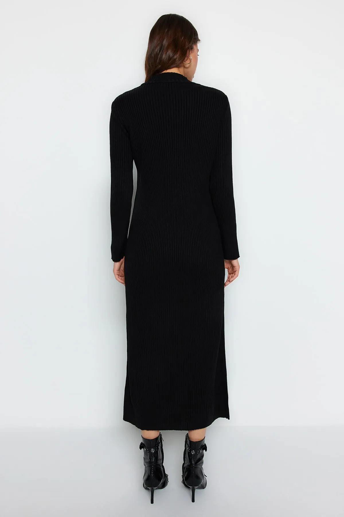 Trendyol Modest  Schwarzes, zweireihiges Bolero-Strickkleid mit Details TCTAW24EB00011