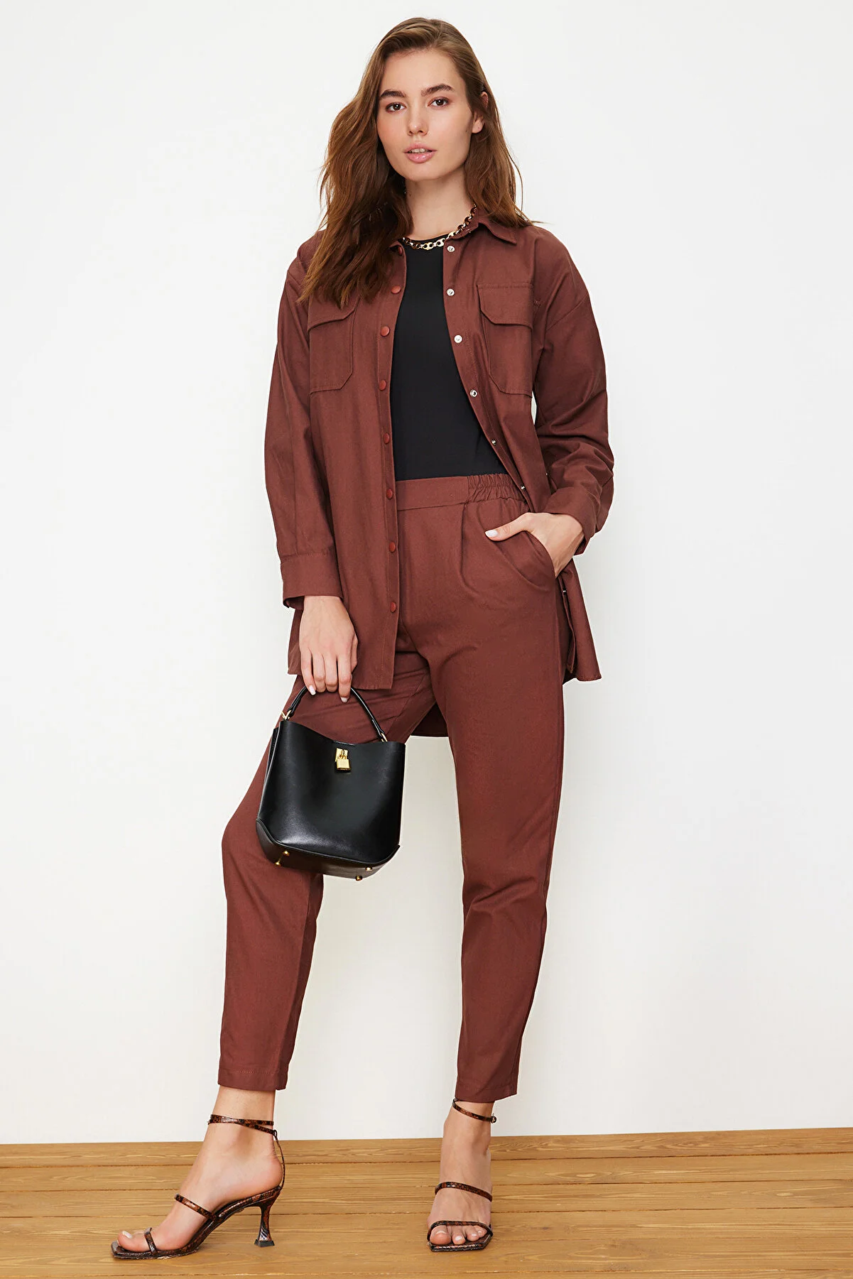 Trendyol Modest  Dunkelbrauner, gewebter Anzug aus Hemd und Hose mit Taschen und Druckknöpfen TCTAW22US0013