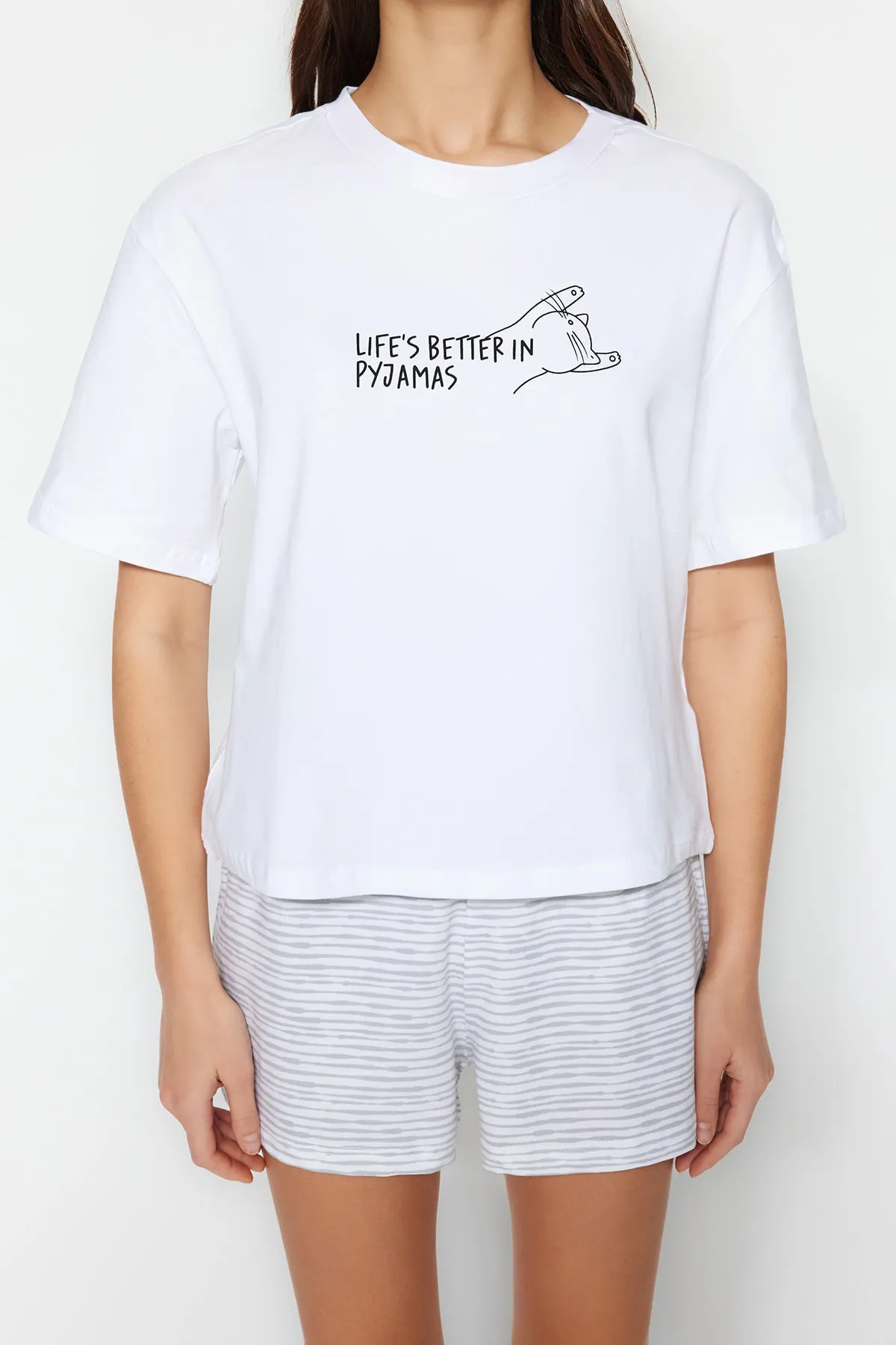 Trendyol Collection  Weiß gestreiftes Baumwoll-T-Shirt-Shorts-Strick-Pyjama-Set mit Slogan-Print THMSS23PT00228