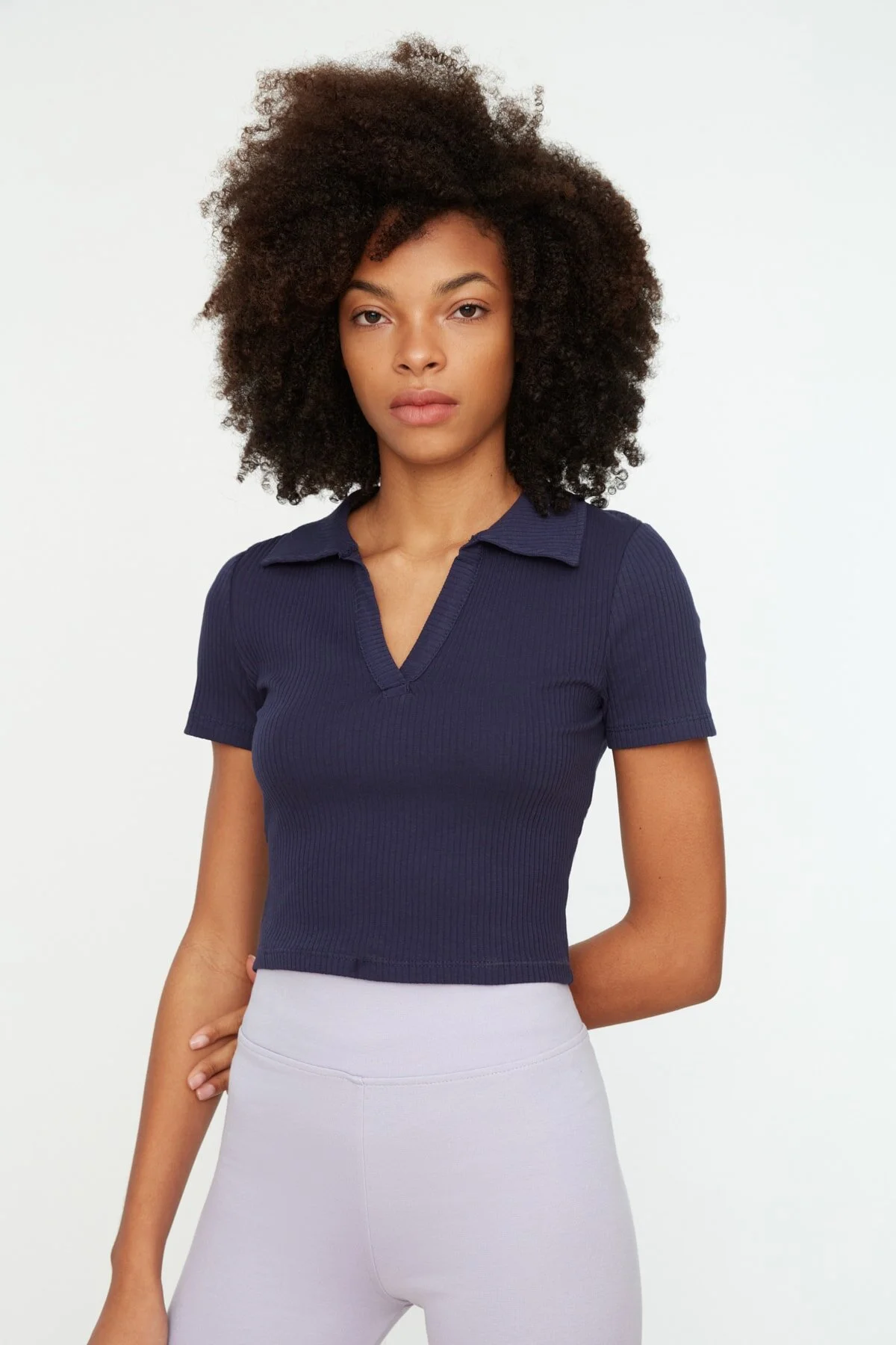 Trendyol Collection  Marineblaue, taillierte, kurze, gerippte, dehnbare Strickbluse mit Polokragen TWOSS21BZ0038