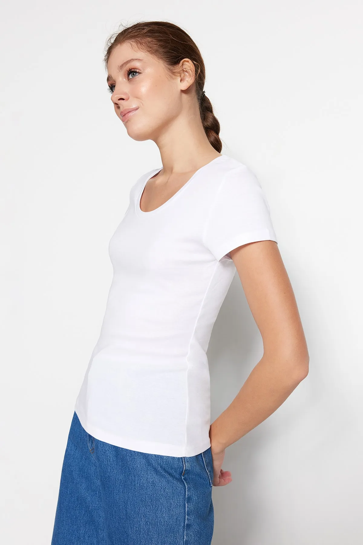 Trendyol Collection  Weißes, figurbetontes Basic-Strick-T-Shirt mit Poolausschnitt aus 100 % Baumwolle TWOSS23TS00096