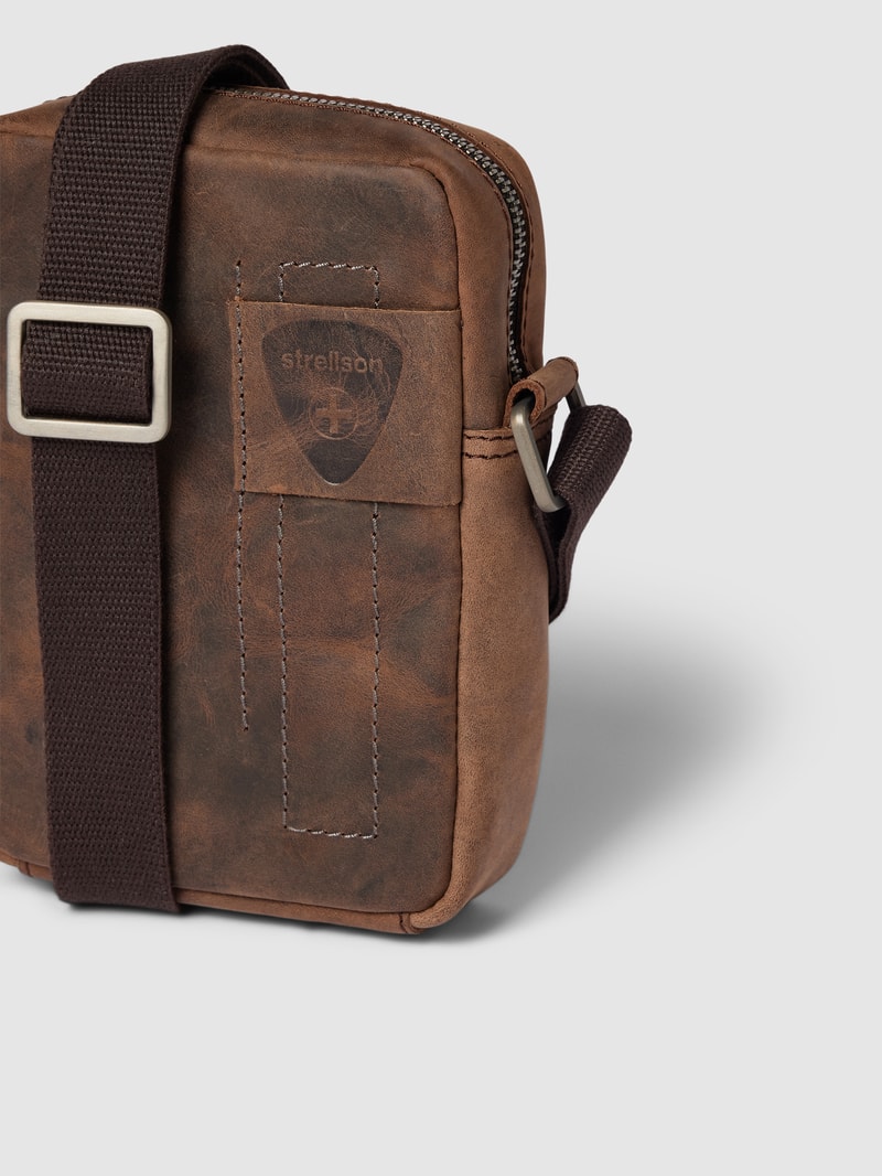 Umhängetasche aus Leder mit Label-Patch Modell 'richmond' in terrakotta