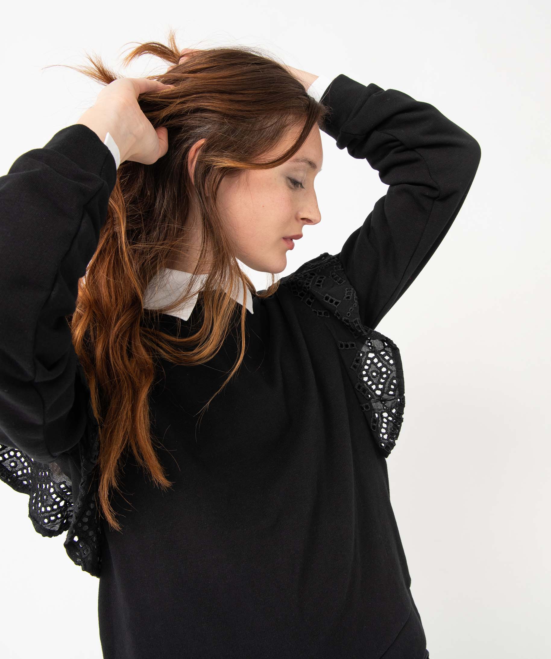 Sweat femme avec volant en dentelle anglaise noir | GEMO