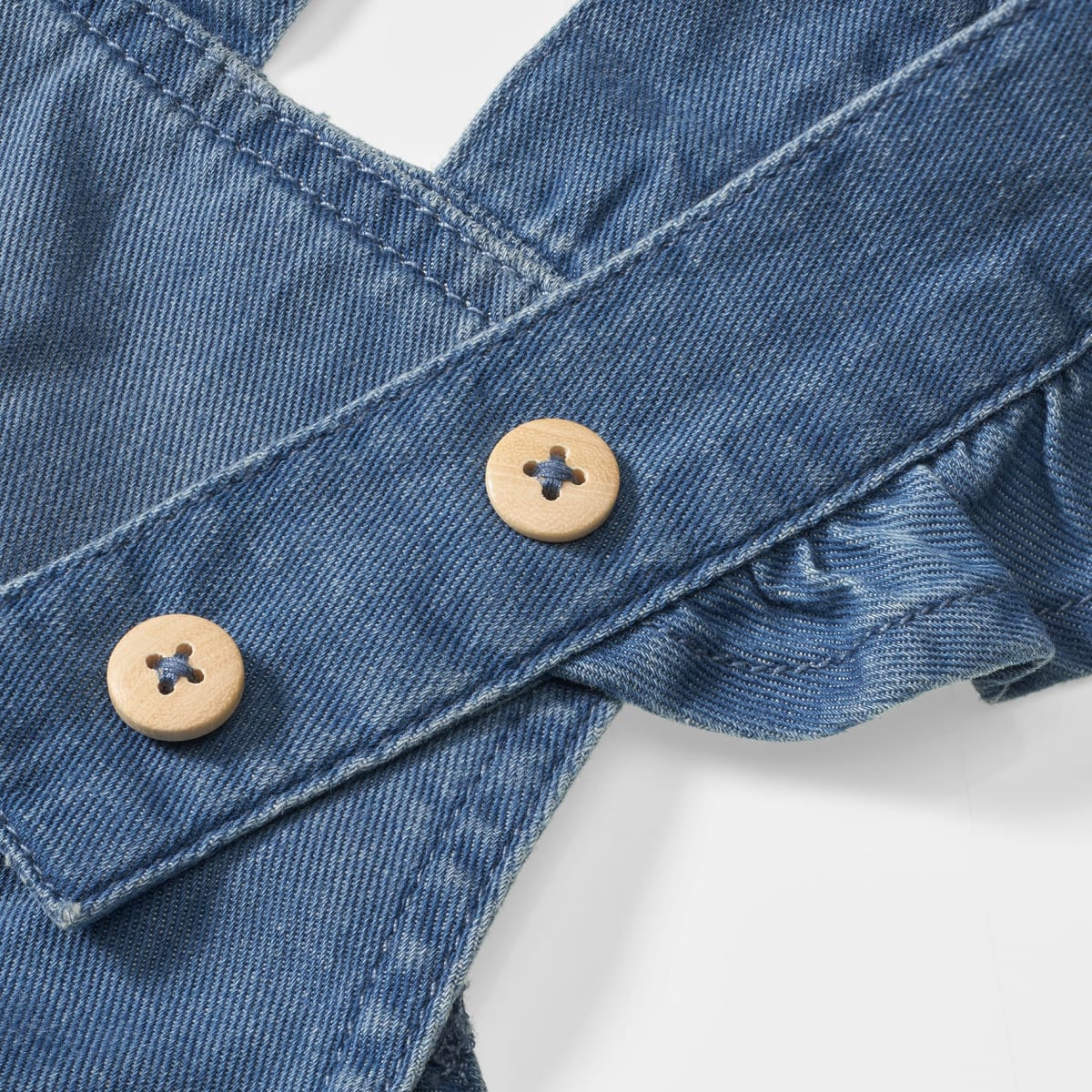 Latzhose mit Rüschen aus Jeansstoff, blau, Gr. 104, 1 St