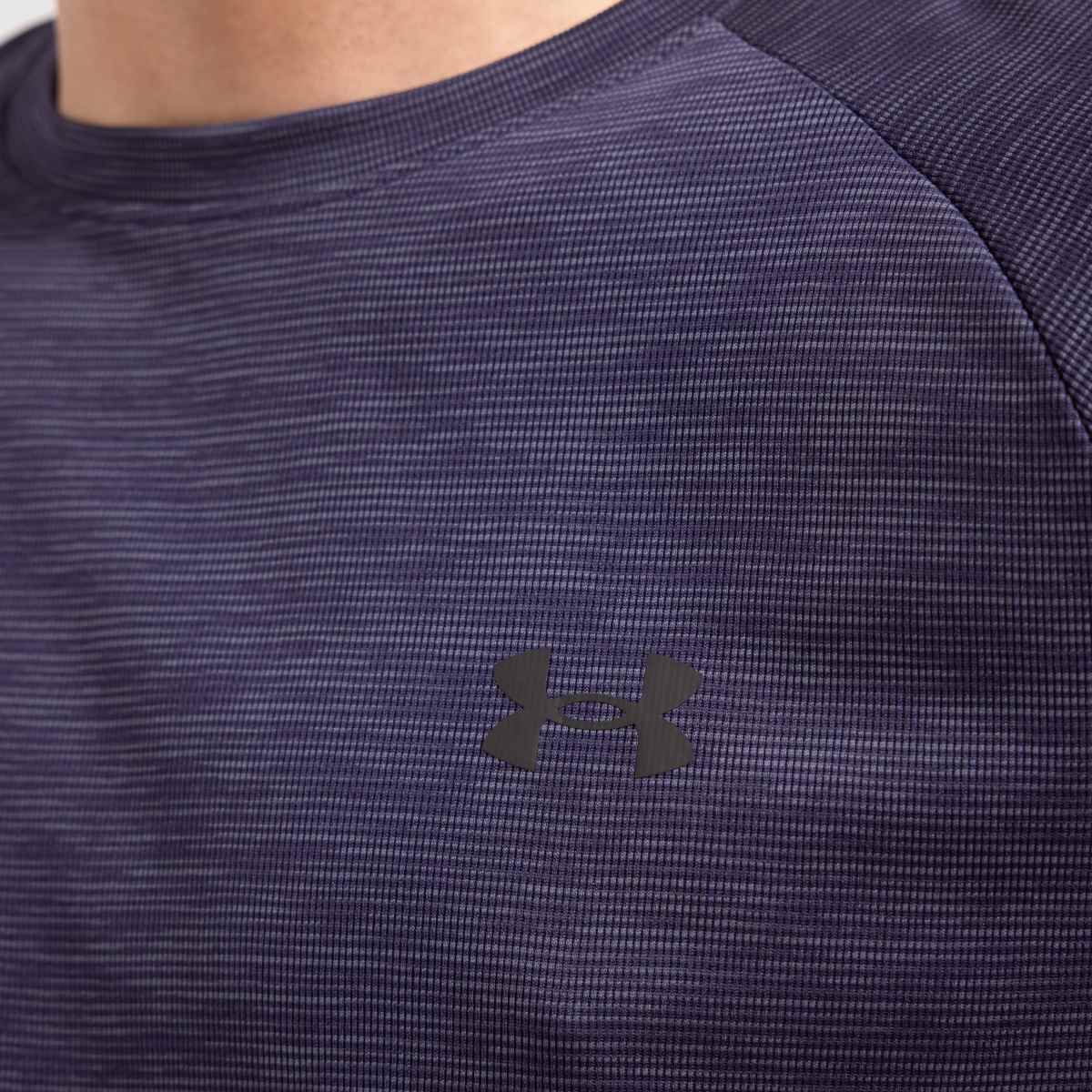 Under Armour – Marinblå t-shirt med textur och teknisk mönster