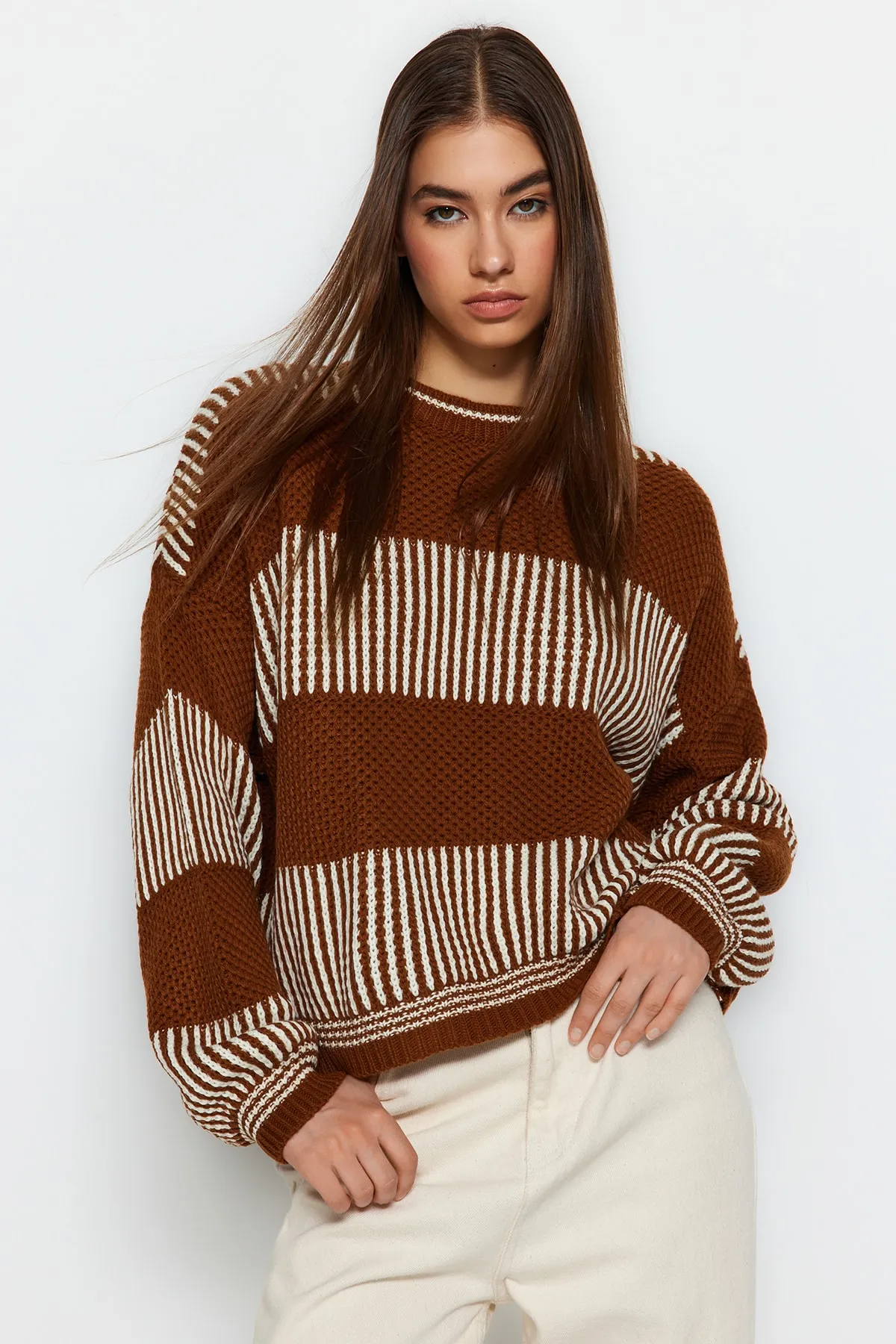 Trendyol Collection  Brauner Strickpullover mit Farbblockdesign TWOAW23KZ00012