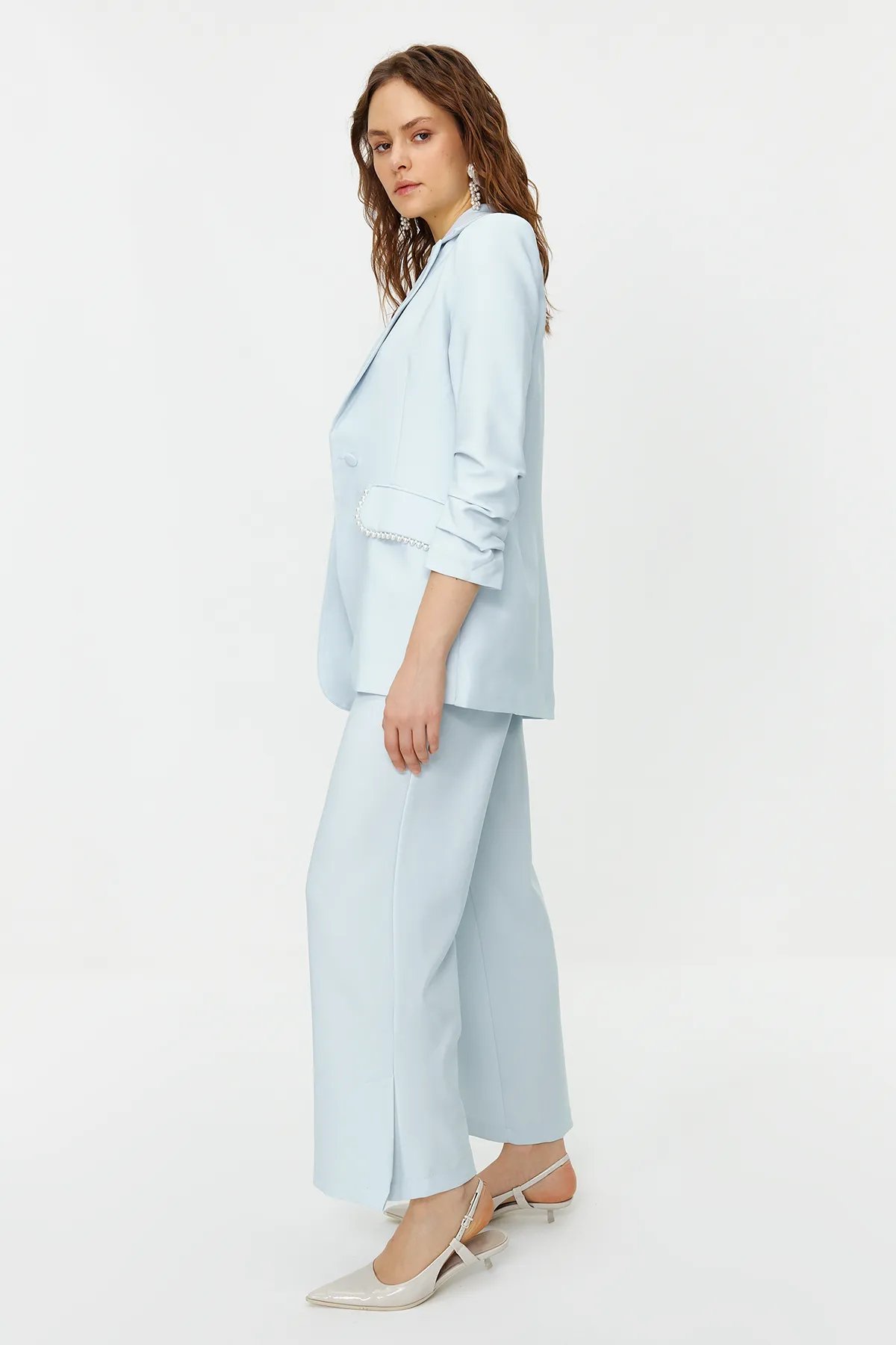 Trendyol Modest  Set aus Jacke und Hose aus Krepp mit blauen Perlen und gewebtem Unterteil und Oberteil TCTSS24US00011
