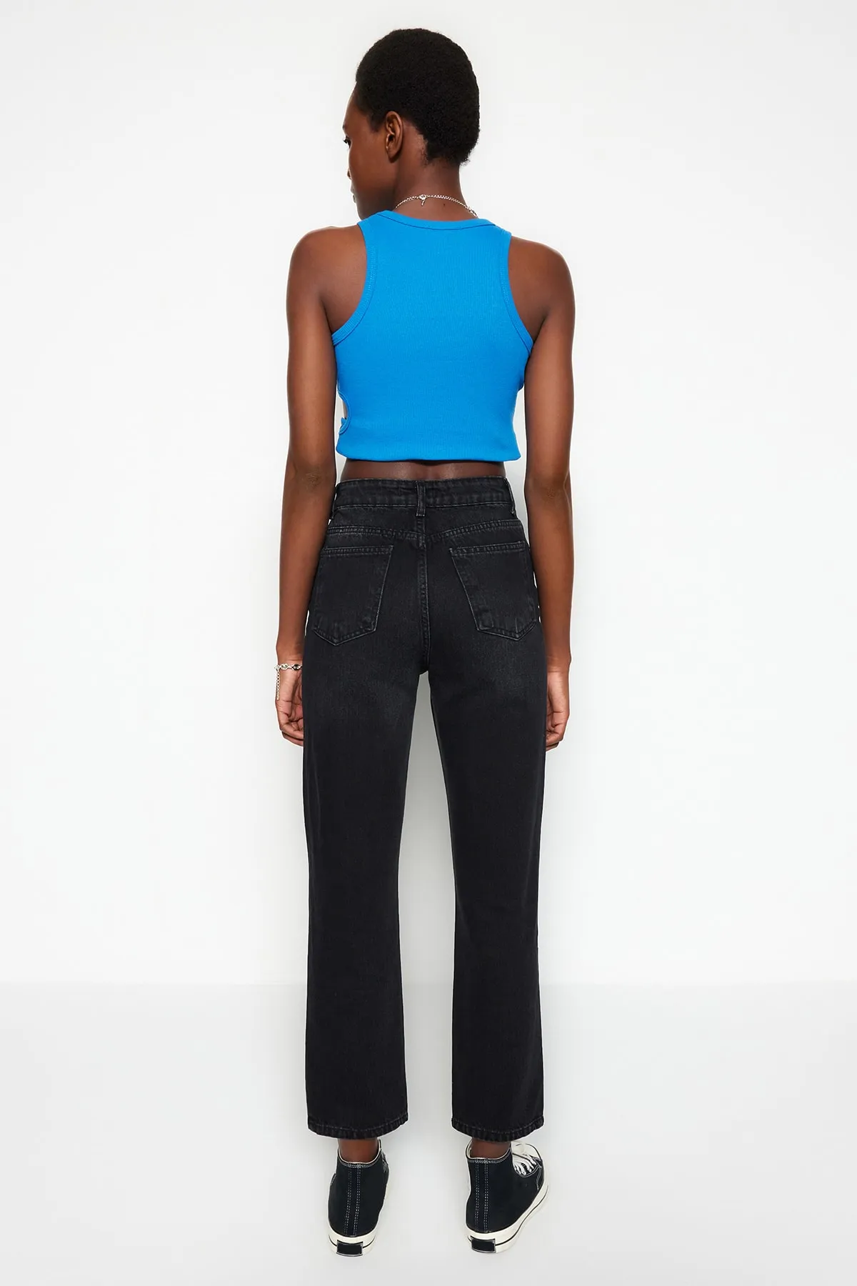 Trendyol Collection  Schwarze gerade Jeans mit hoher Taille TWOSS23JE00089