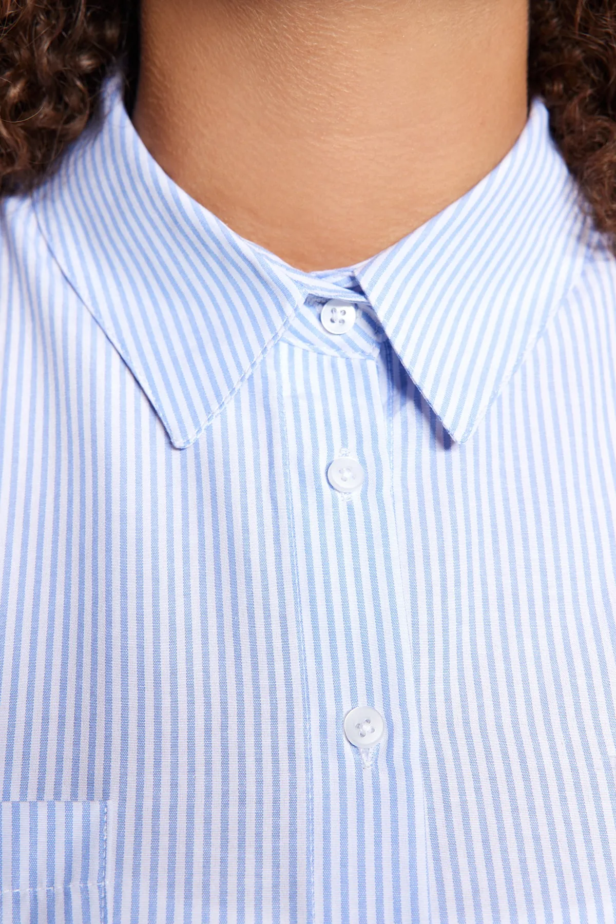 Trendyol Curve  Blau gestreiftes Popeline-Hemd TBBAW24AX00001