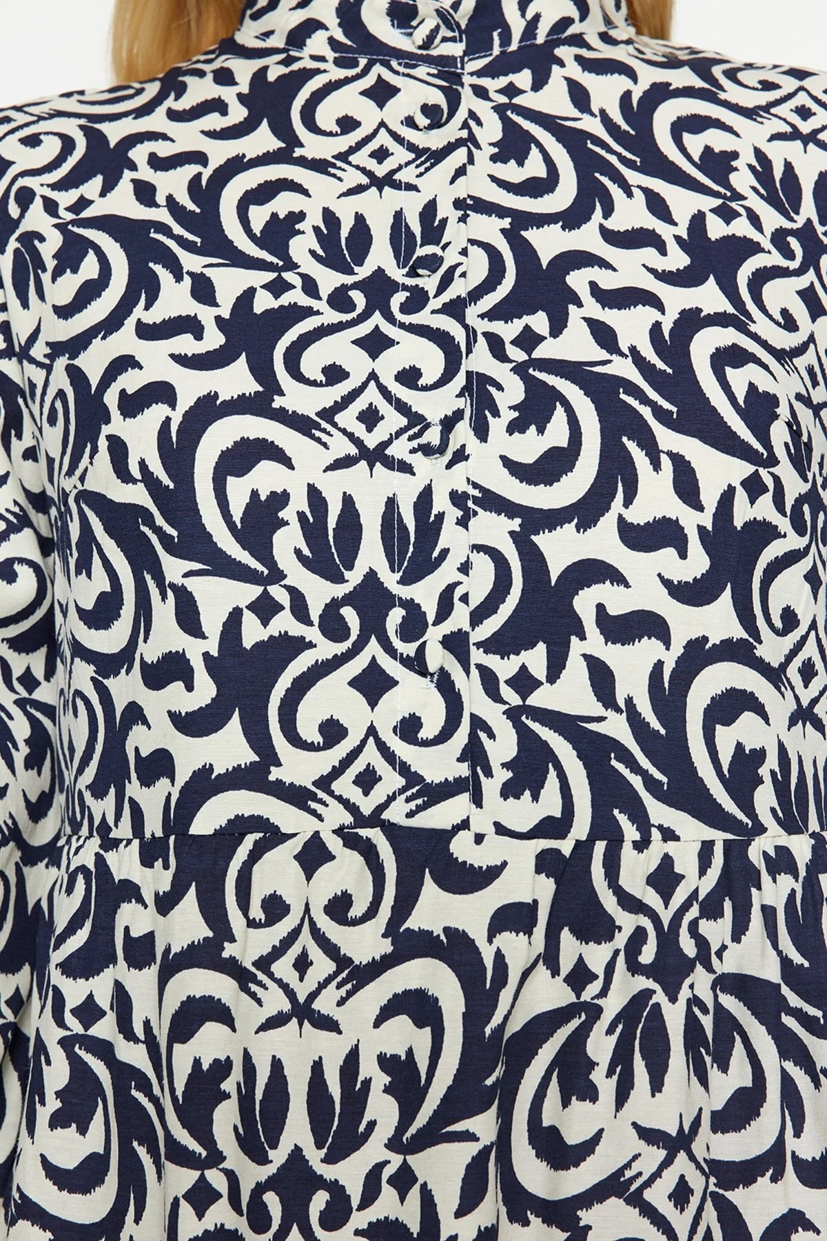 Trendyol Modest  Marineblaues, gemustertes Kleid aus gewebter Baumwolle mit halber Knopfleiste und weiter Passform TCTSS23EB00222