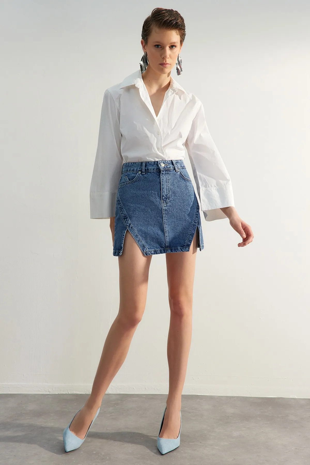 Trendyol Collection  Blauer Mini-Jeansrock mit Schlitz in Limited Edition TWOSS23ET00347