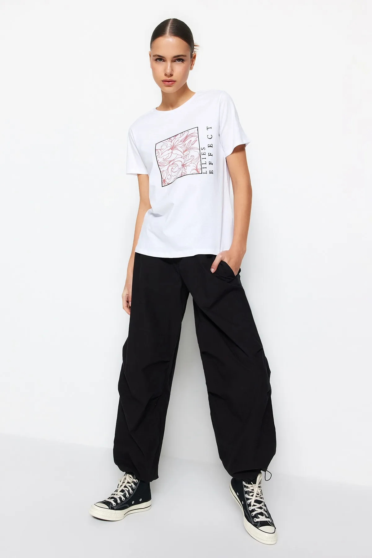 Trendyol Collection  Weißes Basic-Strick-T-Shirt mit Rundhalsausschnitt aus 100 % Baumwolle mit Blumenmuster TWOSS22TS1791