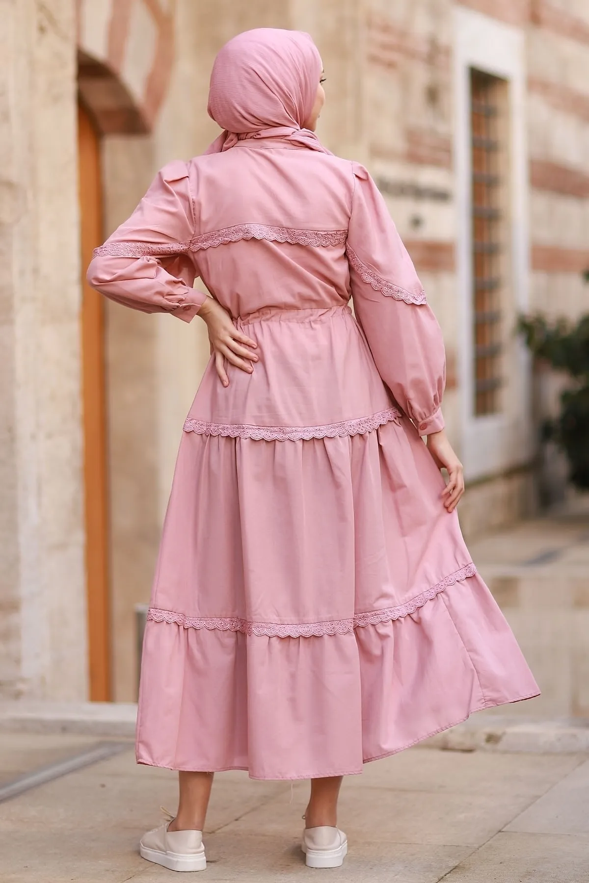 InStyle  Hijab-Kleid mit Guipure-Detail und Ballonärmeln – Dusty Rose