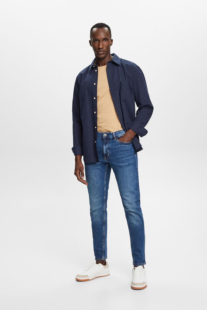 Schmal zulaufende Jeans mit recycelter Baumwolle