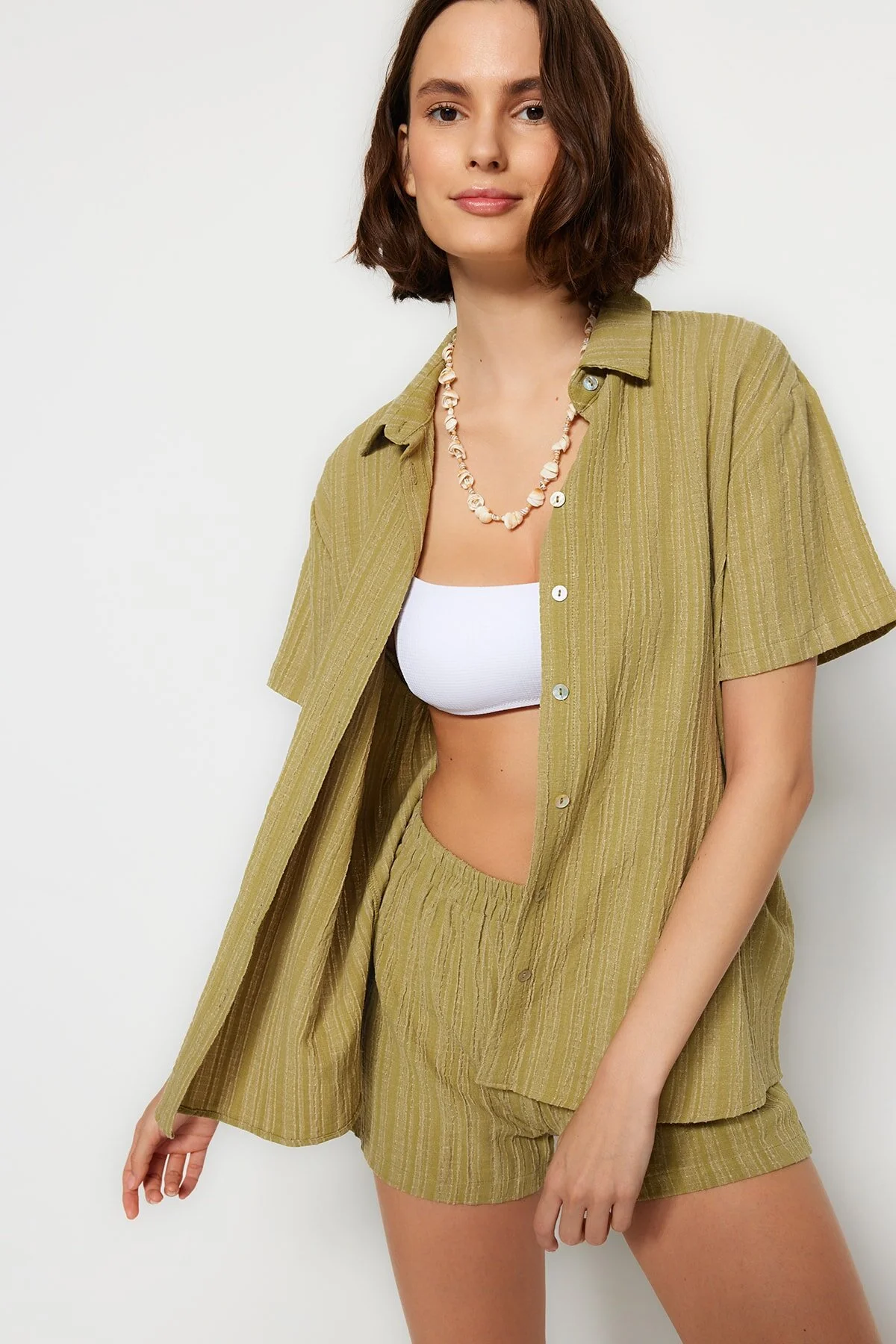 Trendyol Collection  Grünes Hemd-Shorts-Set aus gewebtem Leinengemisch TBESS23AU00054