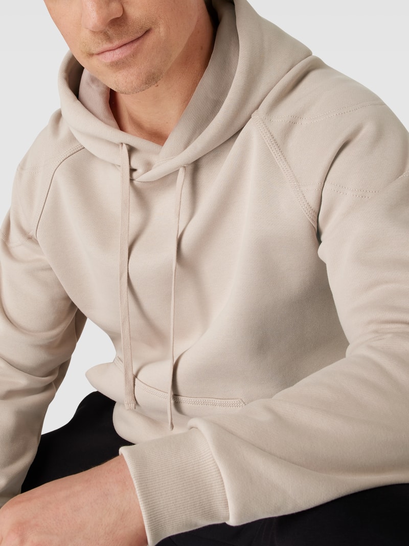 Hoodie mit Label-Patch in haselnuss braun