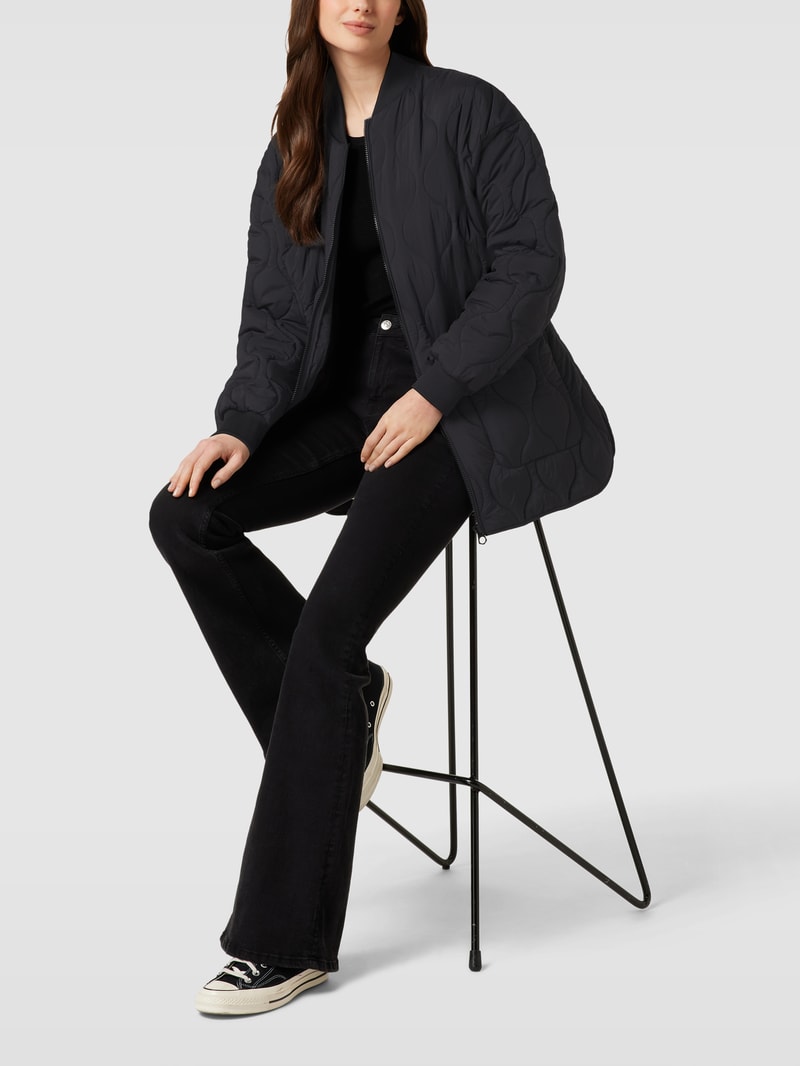 Steppjacke mit Strukturmuster in schwarz