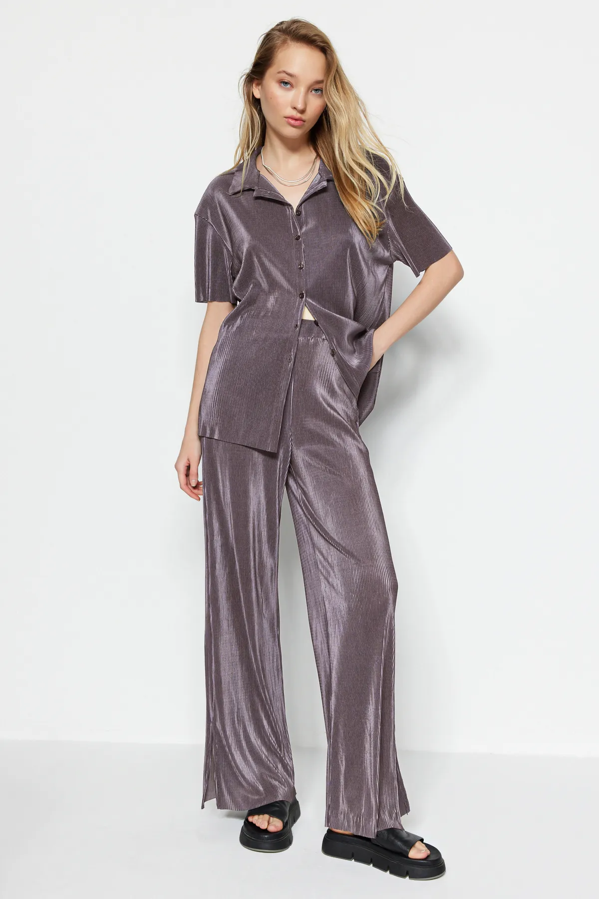 Trendyol Collection  Anthrazitfarbenes, weit geschnittenes Plissiertes Hemd und Hose aus Strickoberteil TWOSS23AU00021