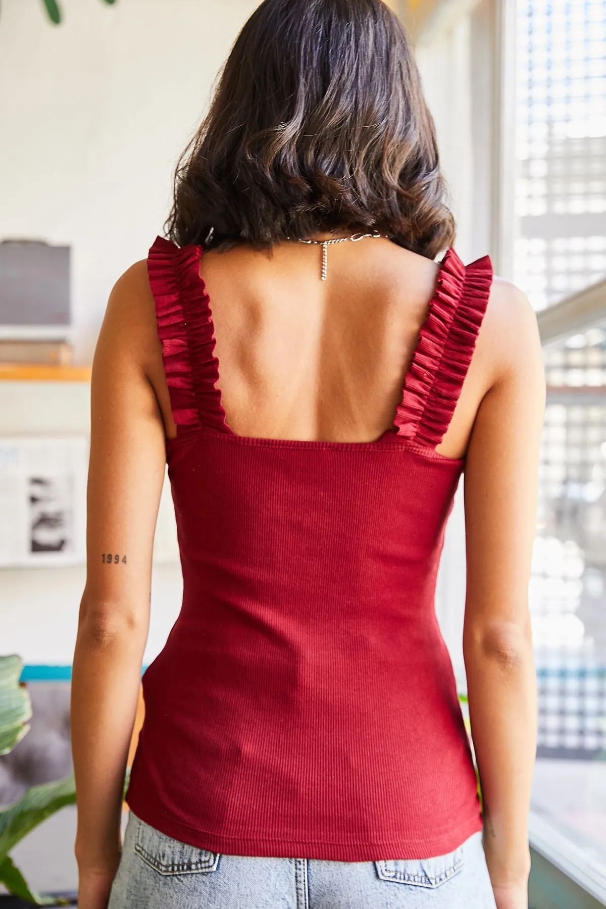 Olalook  Burgunderrote Lycra-Unterhemdbluse mit Trägern und Rüschen BLZ-19000920