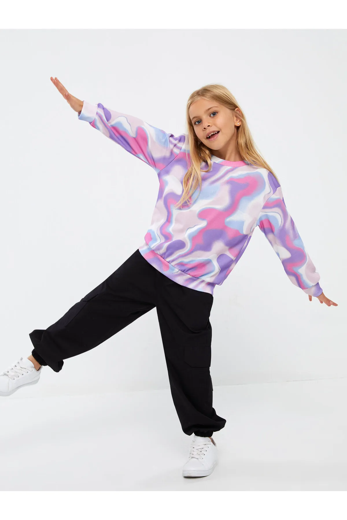 LC Waikiki  Langärmliges Mädchen-Sweatshirt mit Rundhalsausschnitt und Batikmuster