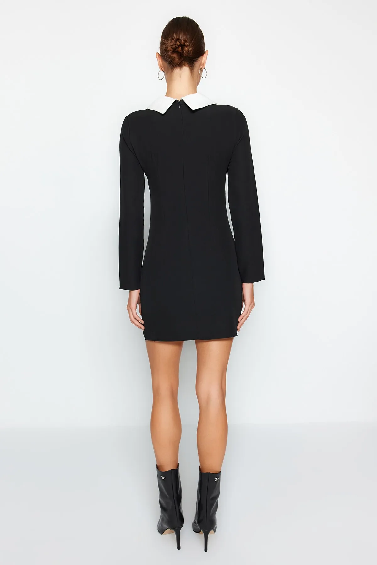 Trendyol Collection  Schwarzes, gewebtes Kleid mit Kragen und detailliertem Kragen TWOAW24EL00298