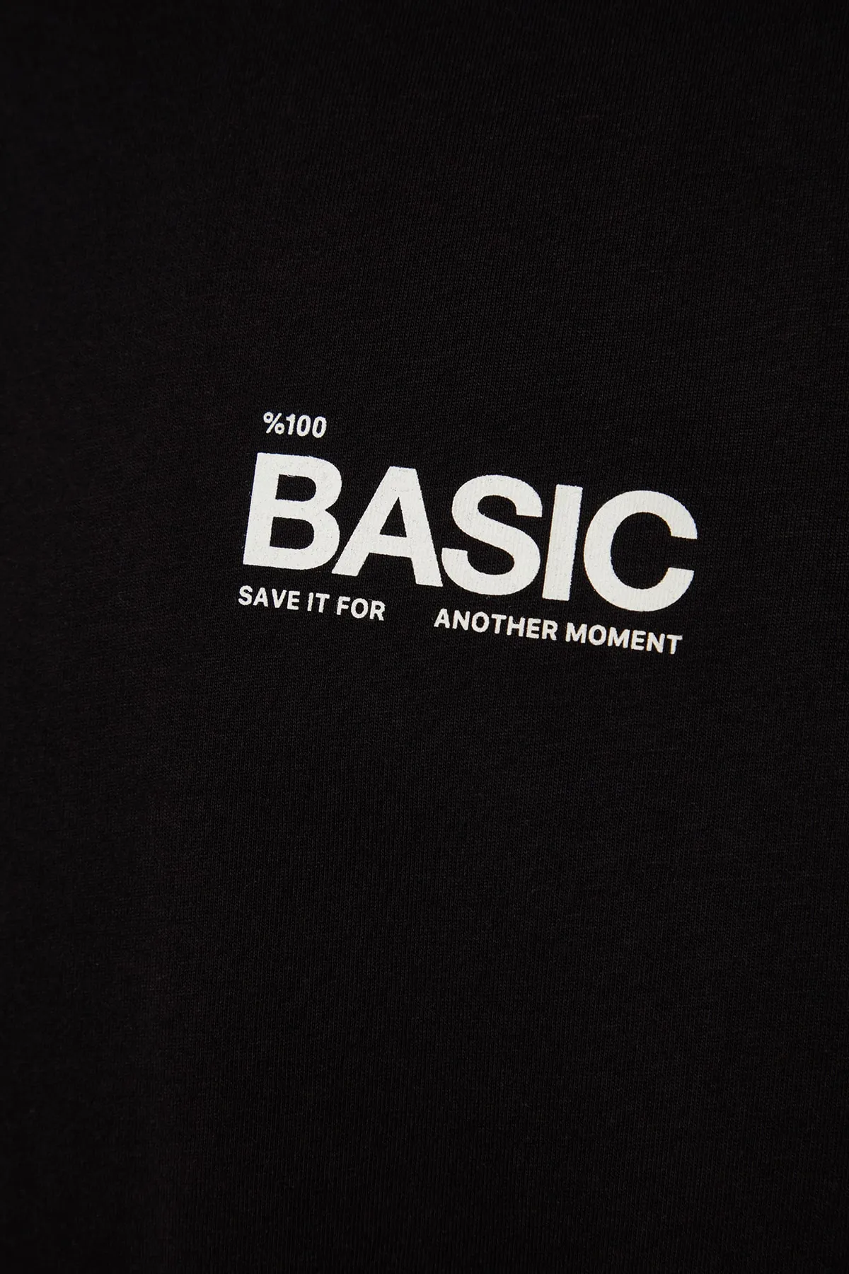 Trendyol Collection  Schwarzes, übergroßes/weit geschnittenes, kurzärmliges T-Shirt aus 100 % Baumwolle mit Textdruck TMNSS23TS00263