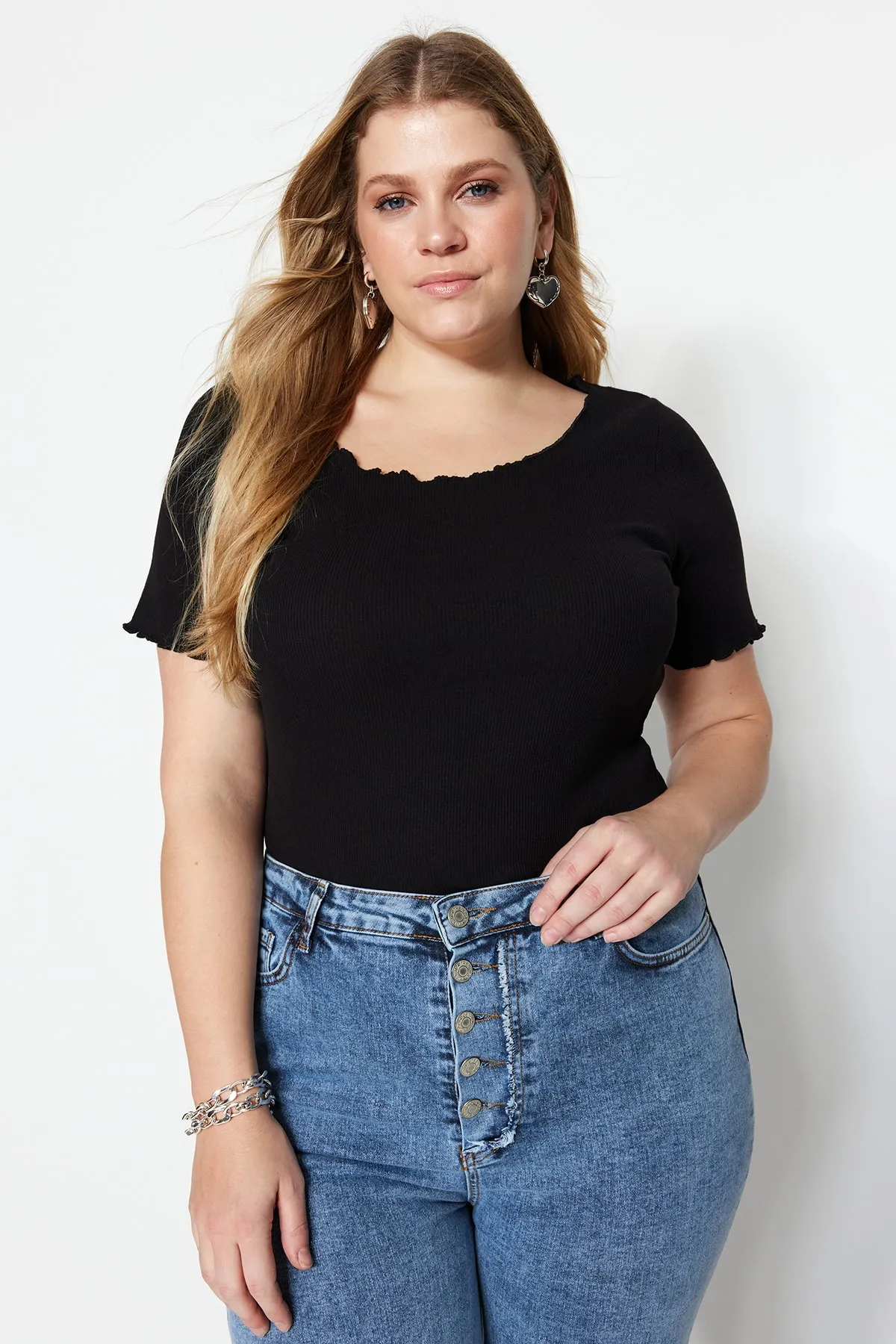 Trendyol Curve  Schwarzes, geripptes Strick-T-Shirt mit U-Ausschnitt TBBSS23BF00010