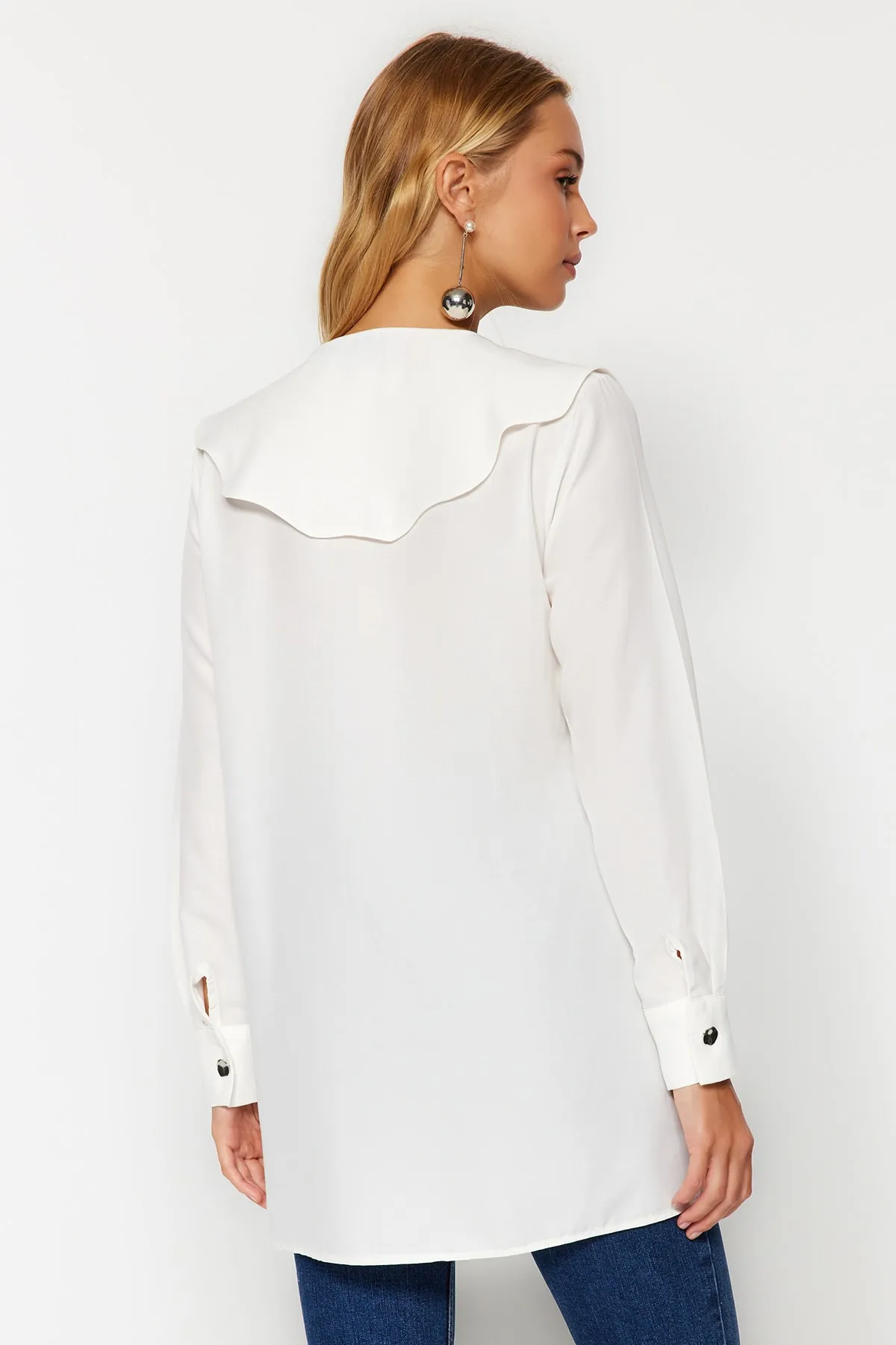 Trendyol Modest  Weißes Baumwollhemd mit Babykragen und silbernen Knöpfen TCTAW24TG00009