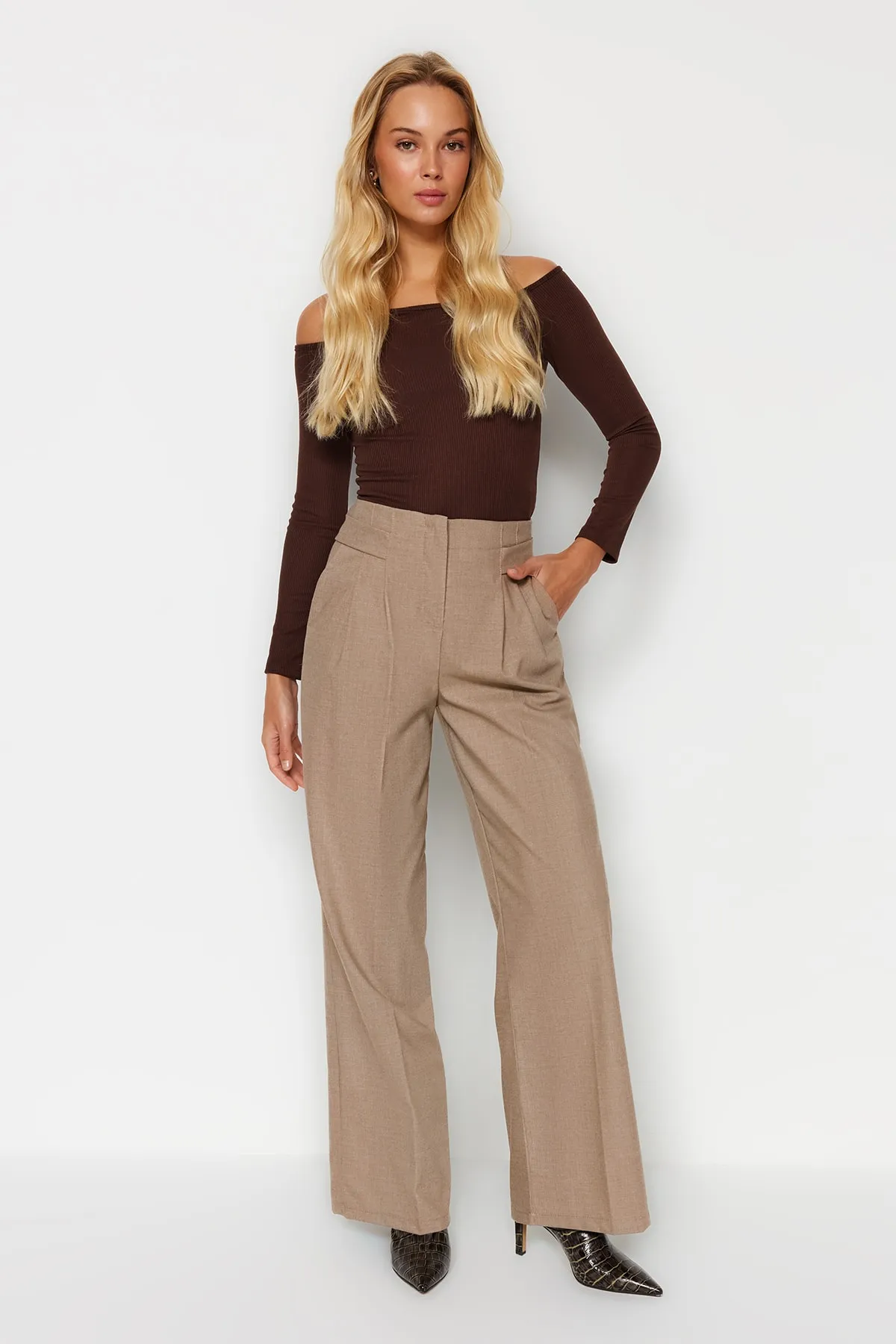 Trendyol Collection  Beige gewebte Hose mit weitem Bein TWOAW24PL00129