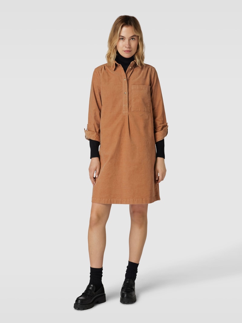Knielanges Kleid aus Cord mit Brusttasche in camel