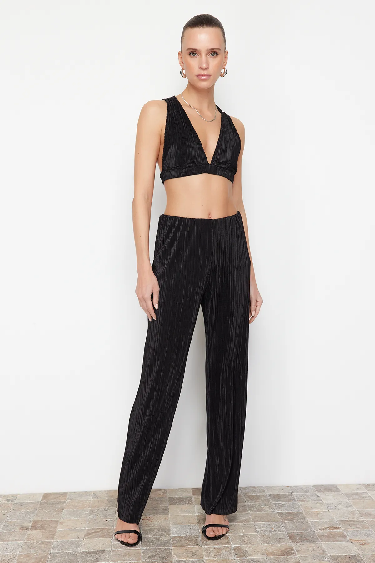 Trendyol Collection  Schwarze Stretch-Strickhose mit Bügelfaltenfutter TWOSS24PL00033